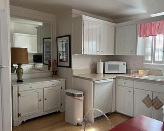 Charming Charlevoix Downtown Cottage - Weekly - Ideal Location with Central Air - Charlevoix - Kitchen