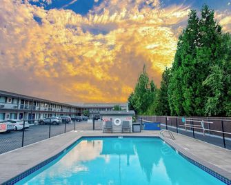 Motel 6-Salem, Or - Expo Center - Salem - Havuz