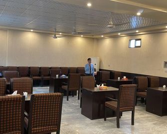 Hotel Crescent - Peshawar - Restaurant