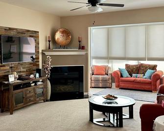 Specious & Cozy. Close to Lewes and Rehoboth Beaches. Community Pool - Lewes - Living room