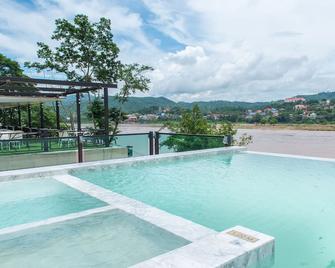 Chiangkhong Teak Garden Riverfront Hotel - Chiang Khong - Piscina