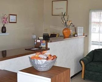 Gateway Inn Fairfield - Fairfield - Receptionist