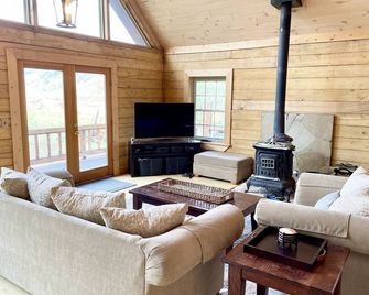 Whiskey Hill Cabin on Rio Grande National Forest - Creede - Living room