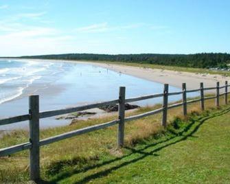 New Log Home with Gorgeous Ocean View in Historic Acadian Village - St. Peter's - Playa