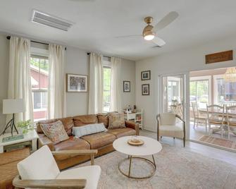 Summer Village Family Cottage w/ Community Perks! - Westford - Living room
