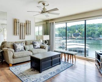 Community Pool Lakefront Osage Beach Condo! - Osage Beach - Sala de estar