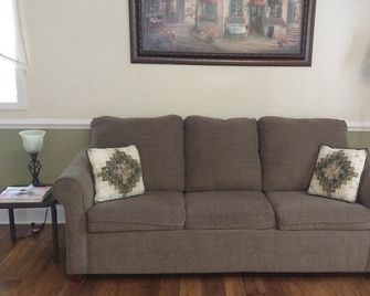 Cozy 1-bedroom house in charming Marshall. 1.5 mi. to downtown Marshall. - Marshall - Sala de estar