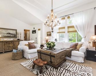 Beautiful Beach House steps from the Beach and Hiking Trails! - Half Moon Bay - Living room