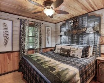 Wildwood Perfect Honeymoon Hideway 7acres Hot Tub, WiFi Pet Welcome - Broken Bow - Slaapkamer