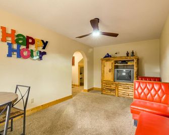 Rustic Pagosa Springs Cabin With Hot Tub - Pagosa Springs - Living room