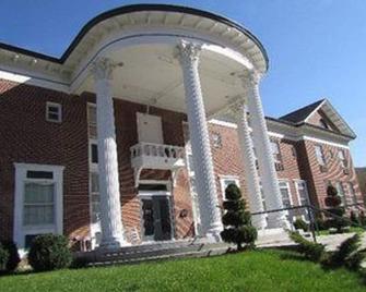 MacArthur Inn - Narrows - Building