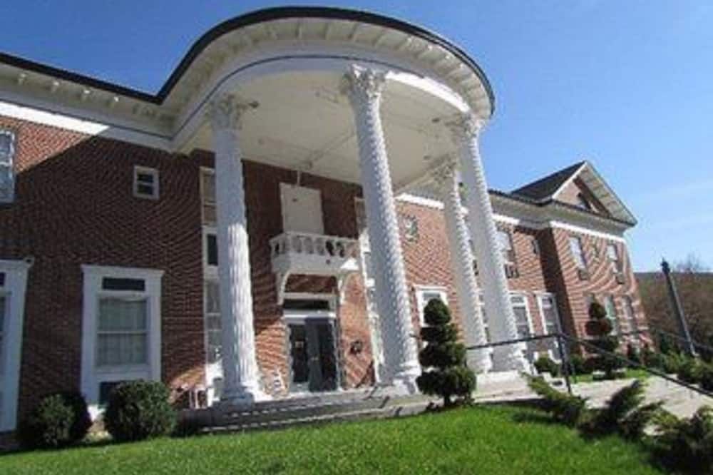 MacArthur Inn