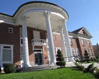 MacArthur Inn - Narrows - Building