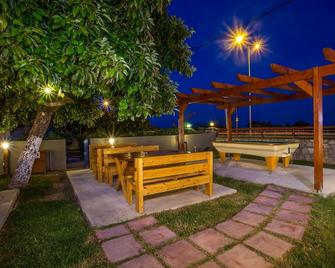 Georgia Apartments - Afántou - Patio