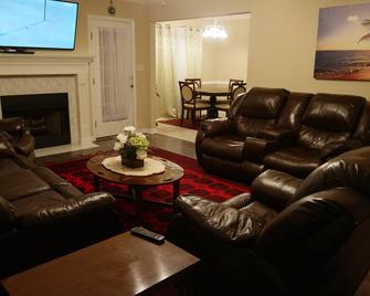 One of the best location for the Golf Tournament. Only minutes to city center. - Grovetown - Living room