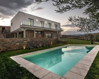 Longra Family Villa & Spa - Mirandela - Pool