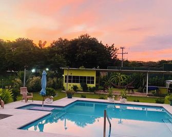 Charming 1-bedroom room with AC, refrigerator, WiFi, outdoor cooking area, pool, - Acajutla - Piscina