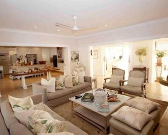 Fairlight Beach House - Umhlanga - Living room