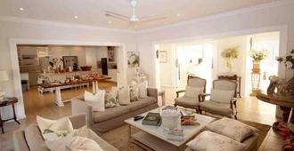 Fairlight Beach House - Umhlanga - Living room