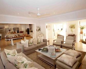 Fairlight Beach House - Umhlanga - Wohnzimmer