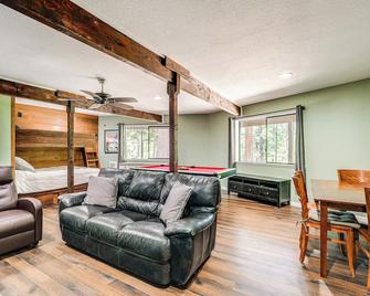 Cabin Getaway Near Big Trees Park: Game Room, Deck - Arnold - Sala de estar