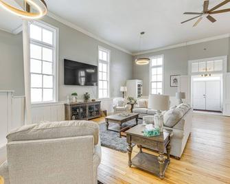 4 Mi to Lake: Unique Family Retreat in Akron Area - Alliance