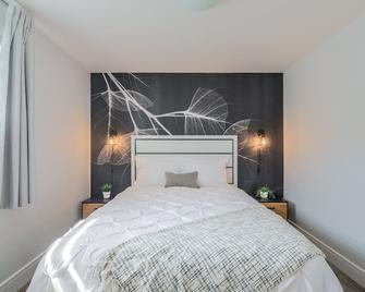 Stylish Suite » Near Outlets & Rec Room » 2 Queens - Edmonton - Bedroom