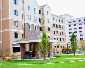 Relaxing Retreat Near Syracuse | Free Breakfast + Business Center - Liverpool - Building