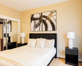 Spacious 4-bedroom Boston with WiFi, free parking - Malden - Bedroom