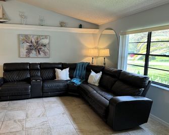 Feels Like Home. Large Pool&patio, Fully Equipped Kitchen, Fast Wifi, King Beds - Spring Hill - Huiskamer