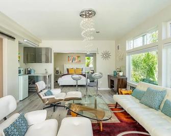 Stylish Suite with Views - San Rafael - Living room