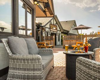 Quality Inn Waddling Dog - Saanichton - Pátio