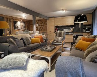 Beautiful apartment for 8 garden parking Cauterets center - Cauterets - Living room