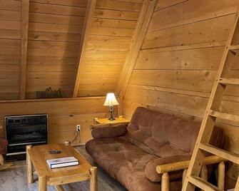On The Rocks Cabin-Hot Tub & Pet Friendly - Summersville - Wohnzimmer