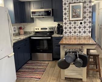 Charming 2B/1B cabin in Garden Valley, located near hot springs & sledding. - Garden Valley - Cocina