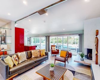 The Sanctuary in the Sun - Palm Springs - Living room