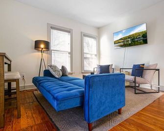 Victorian Cleveland Clinic With Queen Bed, Sleeps 3 - Cleveland - Living room