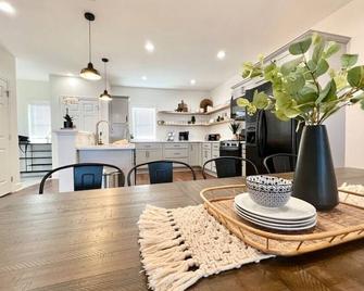New Cicero Lake House - Sleeps 9 - Cicero - Restaurant