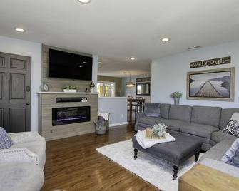 Quiet relaxing home - 15 minutes to Pismo Beach. Tesla Level 2 charging on site - Nipomo - Living room