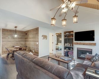 Cozy Private 3-bed 3-bath Cabin!! Minutes from DT Helen! - Helen - Living room