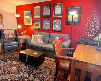 Charming Alameda Bungalow Easy Access to San Francisco, Beach, Redwoods, Marinas - Alameda - Living room