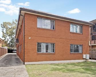 Cozy 2-Bedroom Retreat with Parking in Cabramatta - Cabramatta - Building