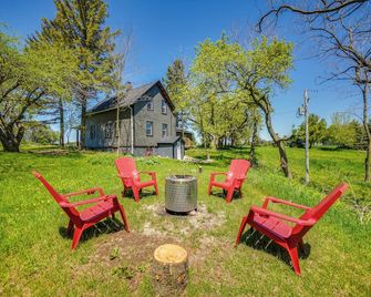 3 Mi to Lake Michigan: Charming Kewaunee Hideaway - Kewaunee - Binnenhof
