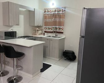 The Renowned Palace in gated community - Portmore - Kitchen