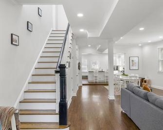 Welcome Home! 3 bd 2.5 ba in Historic Washington DC Home - Washington, D.C. - Living room