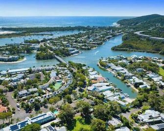 Stylish Townhouse, private courtyard walk to beach - Noosaville - Buiten zicht