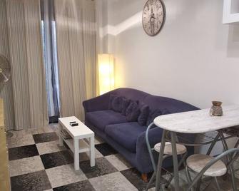 Το φιλόξενο διαμέρισμα της Σόνιας στην Καλλιθέα - Kallithéa - Salon