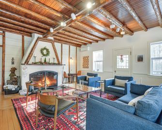 Charming Jaffrey Cottage w/ Deck & Grill! - Jaffrey - Sala de estar