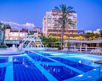 Sealife Buket Resort & Beach Hotel - Okurcalar - Pool