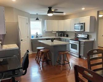 Brickway Retreat - Mattoon - Kitchen